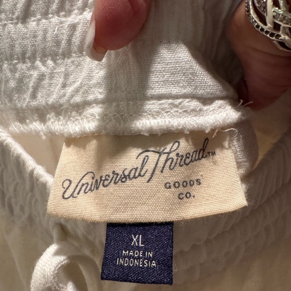 Universal Thread Women's White Cargo Shorts - Picture 3 of 4